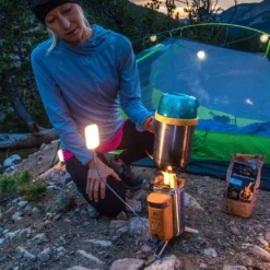 BioLite CampStove 2+ stormkjøkken, vedfyrt med USB-lading