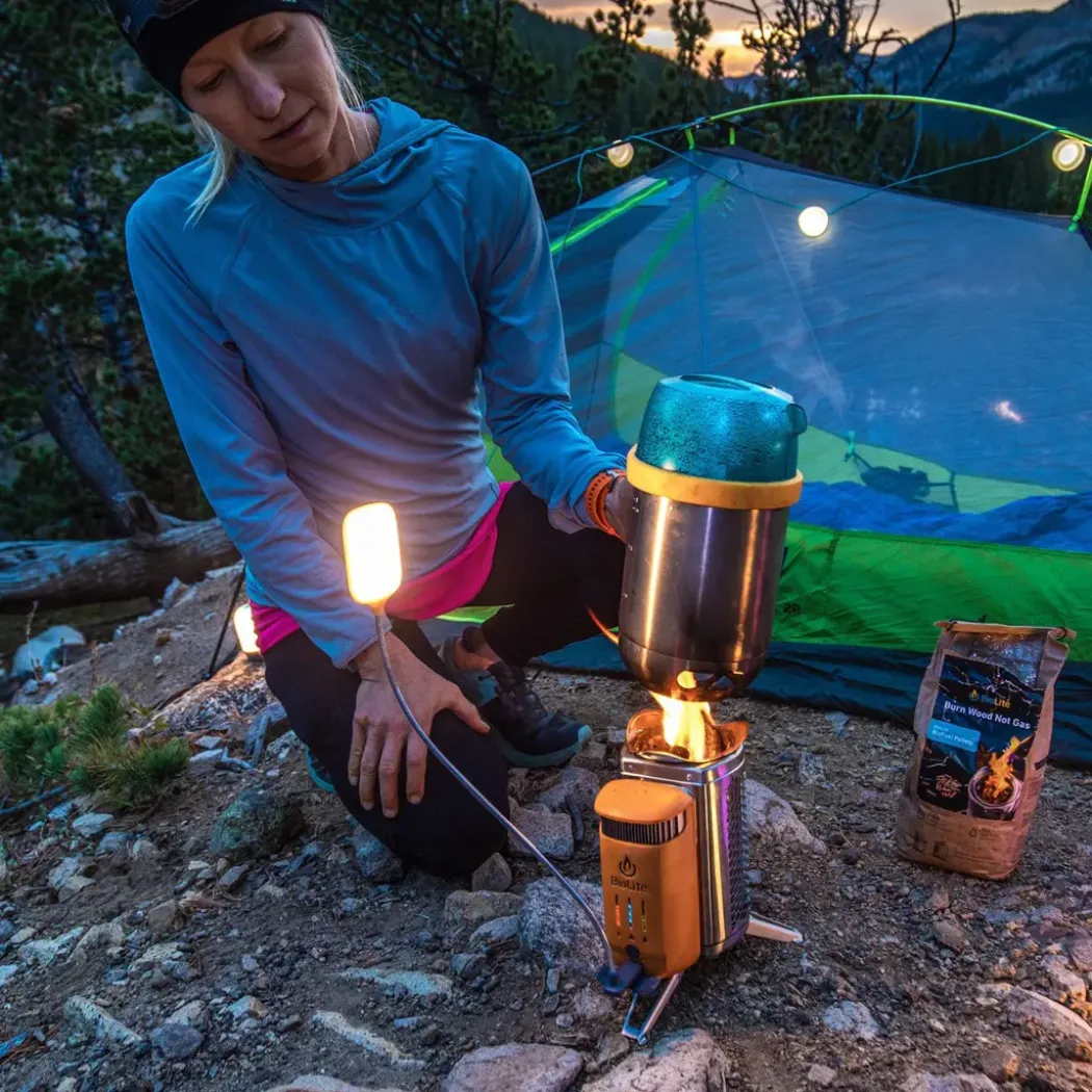 BioLite CampStove 2+ stormkjøkken, vedfyrt med USB-lading