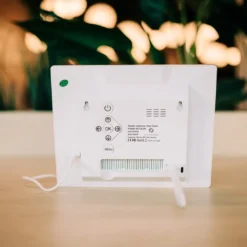 Lettleselig kalender-klokke 8″ – flere språk, hvit