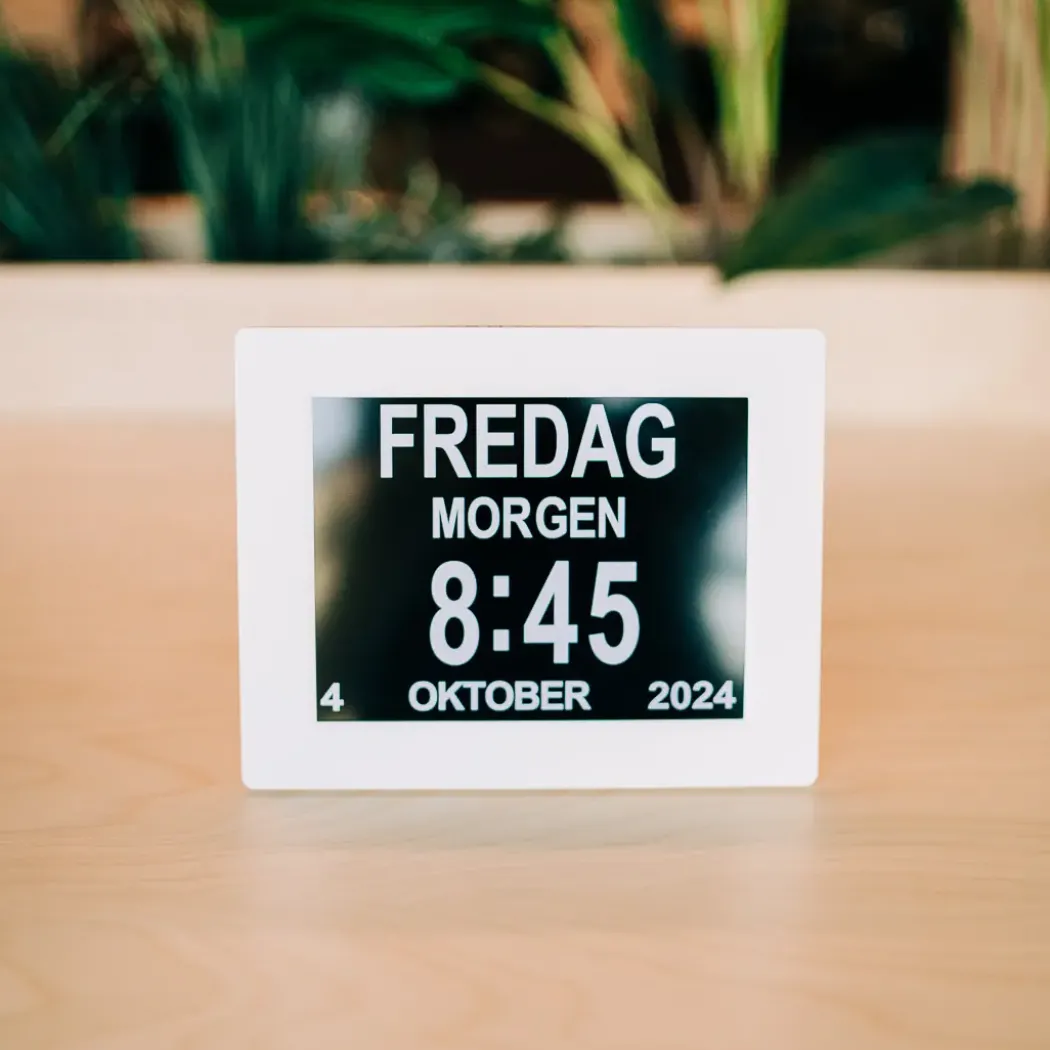 Lettleselig kalender-klokke 8″ – flere språk, hvit