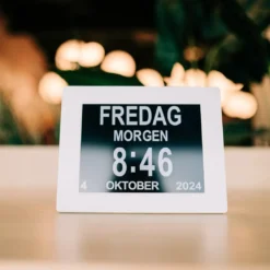 Lettleselig kalender-klokke 8″ – flere språk, hvit