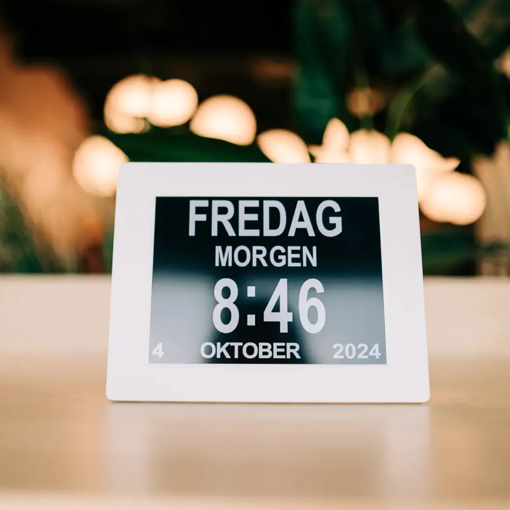 Lettleselig kalender-klokke 8″ – flere språk, hvit