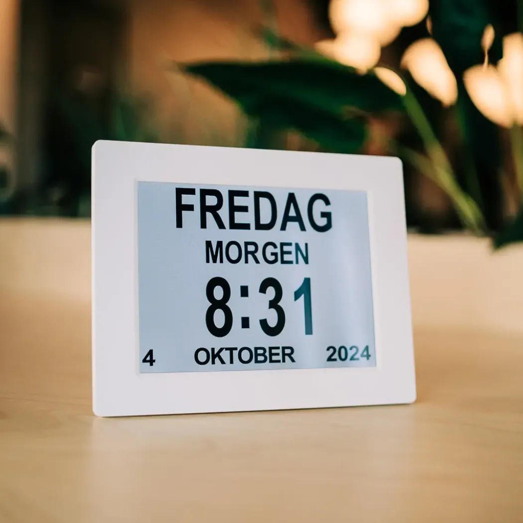 Lettleselig kalender-klokke 8″ – flere språk, hvit