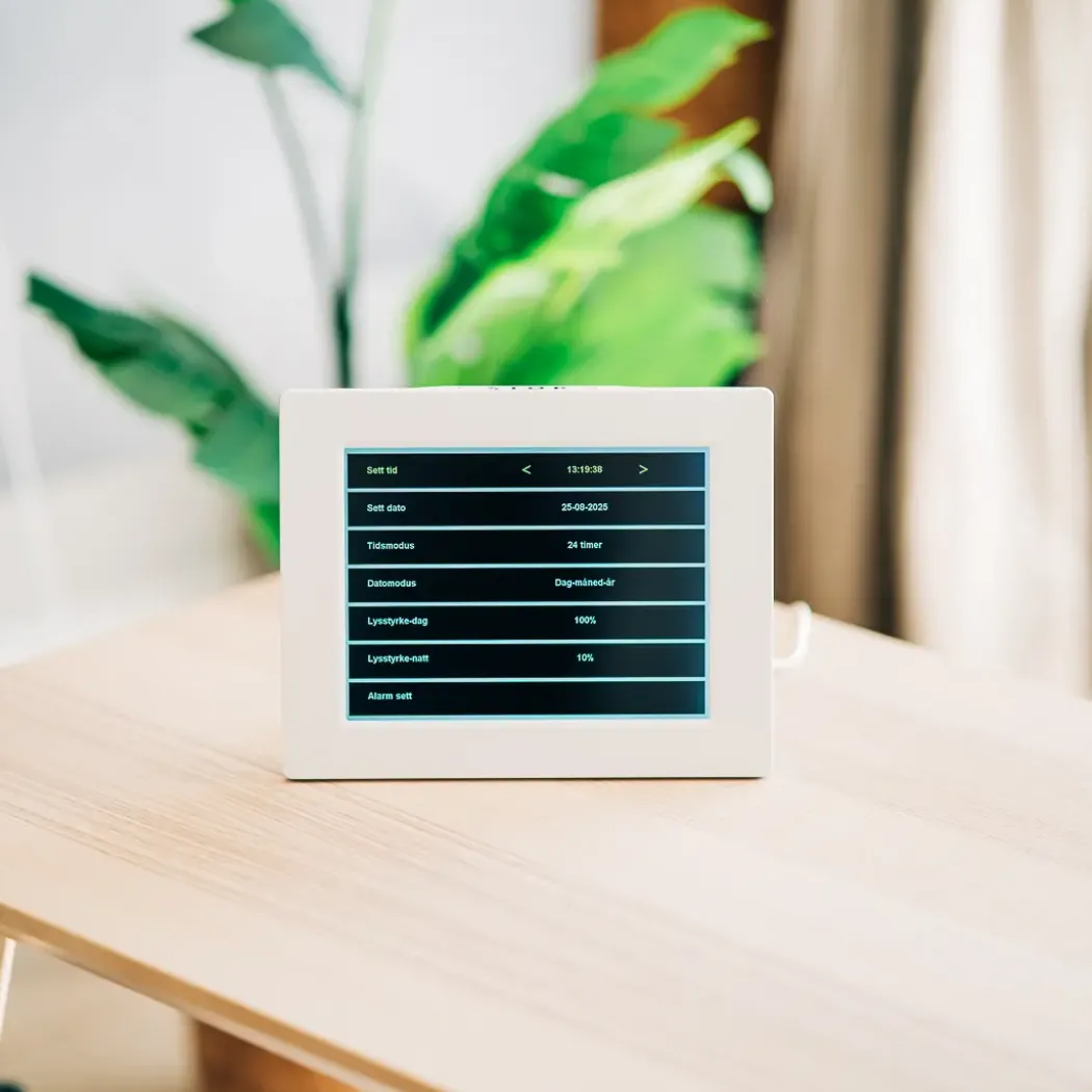 Lettleselig kalender-klokke 8″ – flere språk, hvit