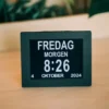 Lettleselig kalender-klokke 8″ – flere språk, sort
