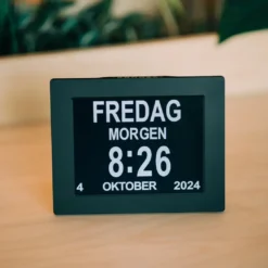 Lettleselig kalender-klokke 8″ – flere språk, sort