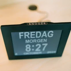 Lettleselig kalender-klokke 8″ – flere språk, sort