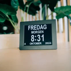 Lettleselig kalender-klokke 8″ – flere språk, sort