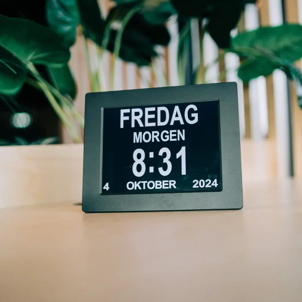 Lettleselig kalender-klokke 8″ – flere språk, sort