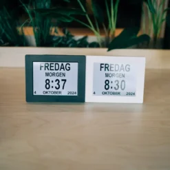 Lettleselig kalender-klokke 8″ – flere språk, sort