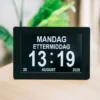 Lettleselig kalender-klokke 10″ – flere språk, sort