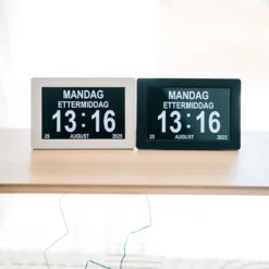 Lettleselig kalender-klokke 10″ – flere språk, sort