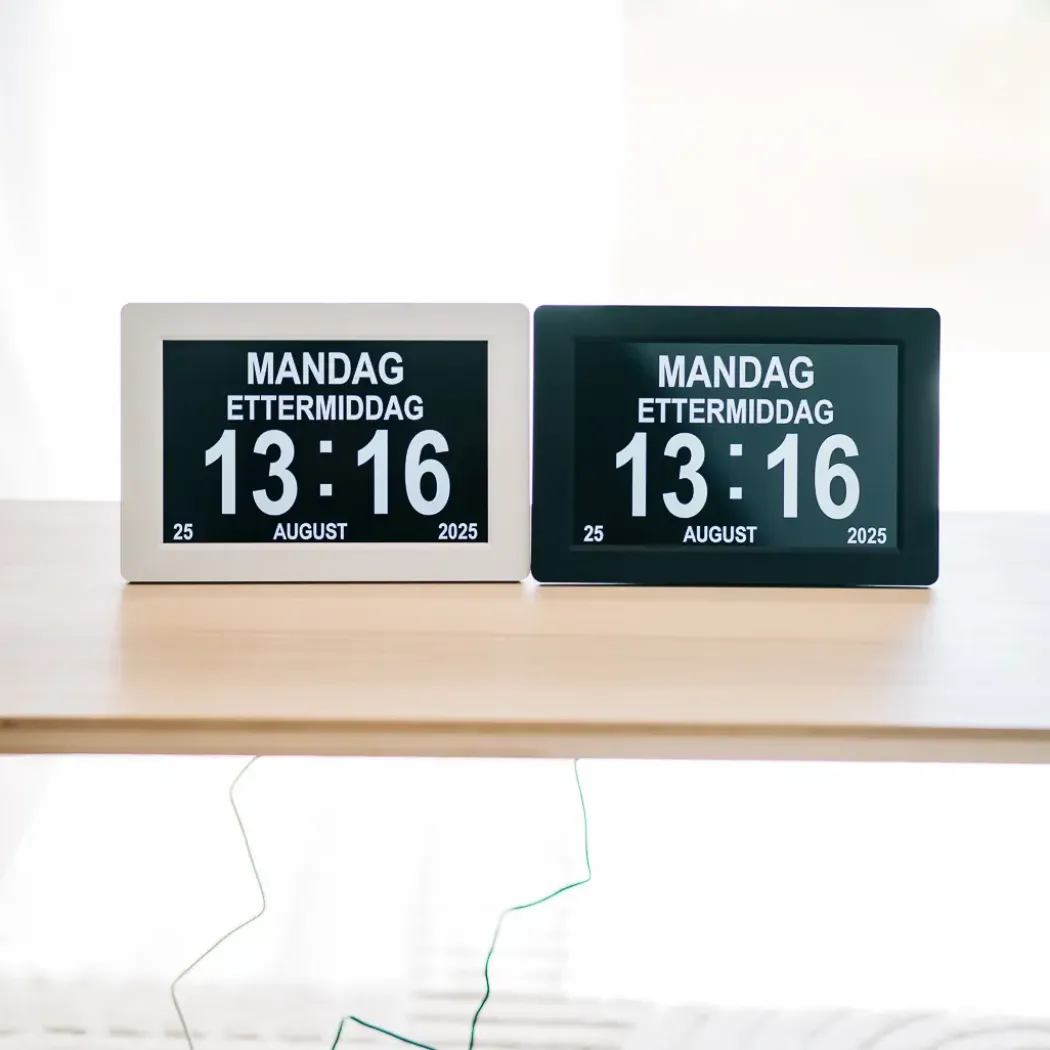 Lettleselig kalender-klokke 10″ – flere språk, sort