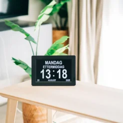 Lettleselig kalender-klokke 10″ – flere språk, sort