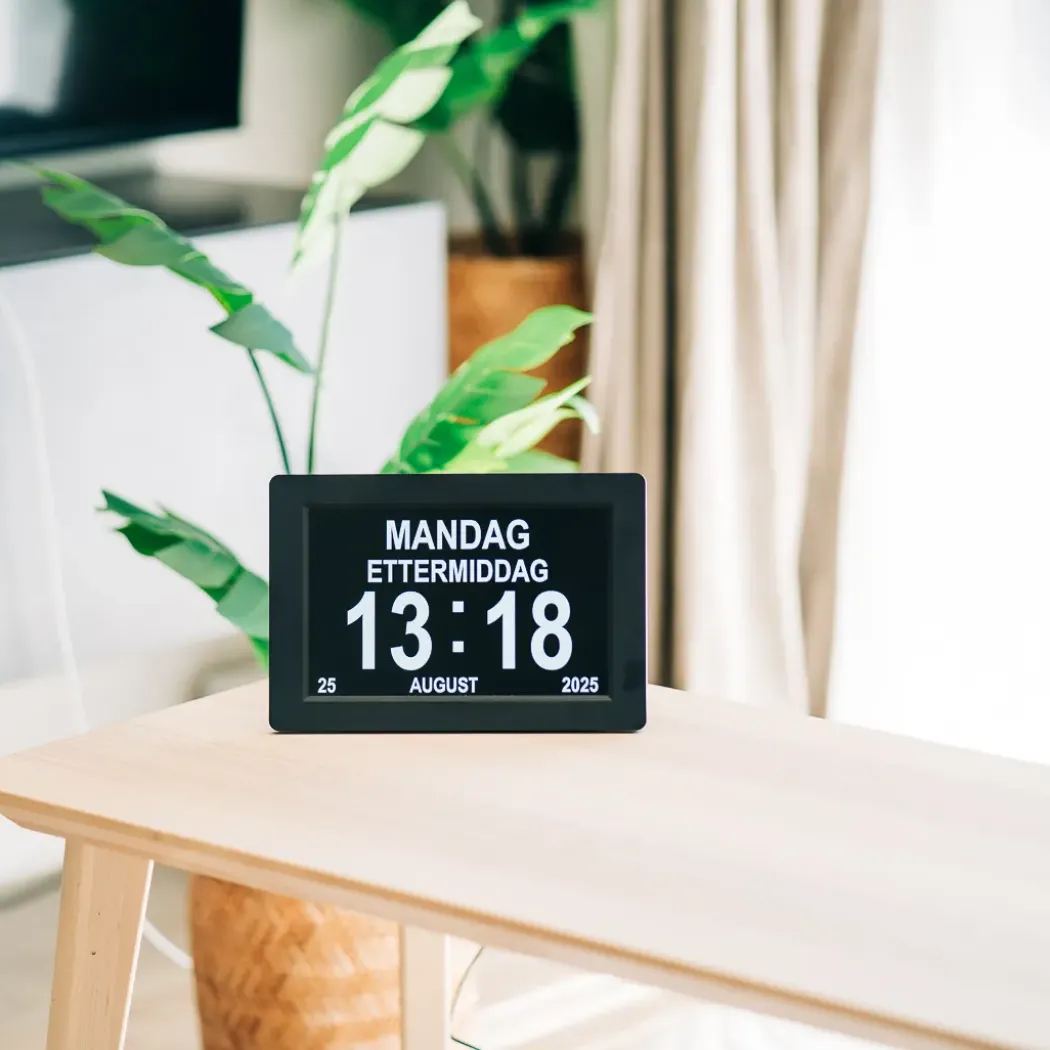 Lettleselig kalender-klokke 10″ – flere språk, sort