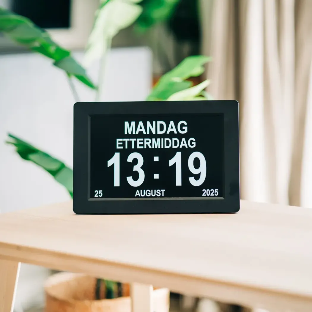 Lettleselig kalender-klokke 10″ – flere språk, sort