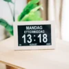 Lettleselig kalender-klokke 10″ – flere språk, hvit