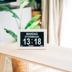 Lettleselig kalender-klokke 10″ – flere språk, hvit