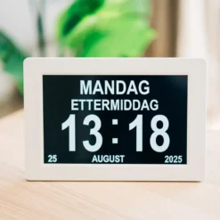 Lettleselig kalender-klokke 10″ – flere språk, hvit